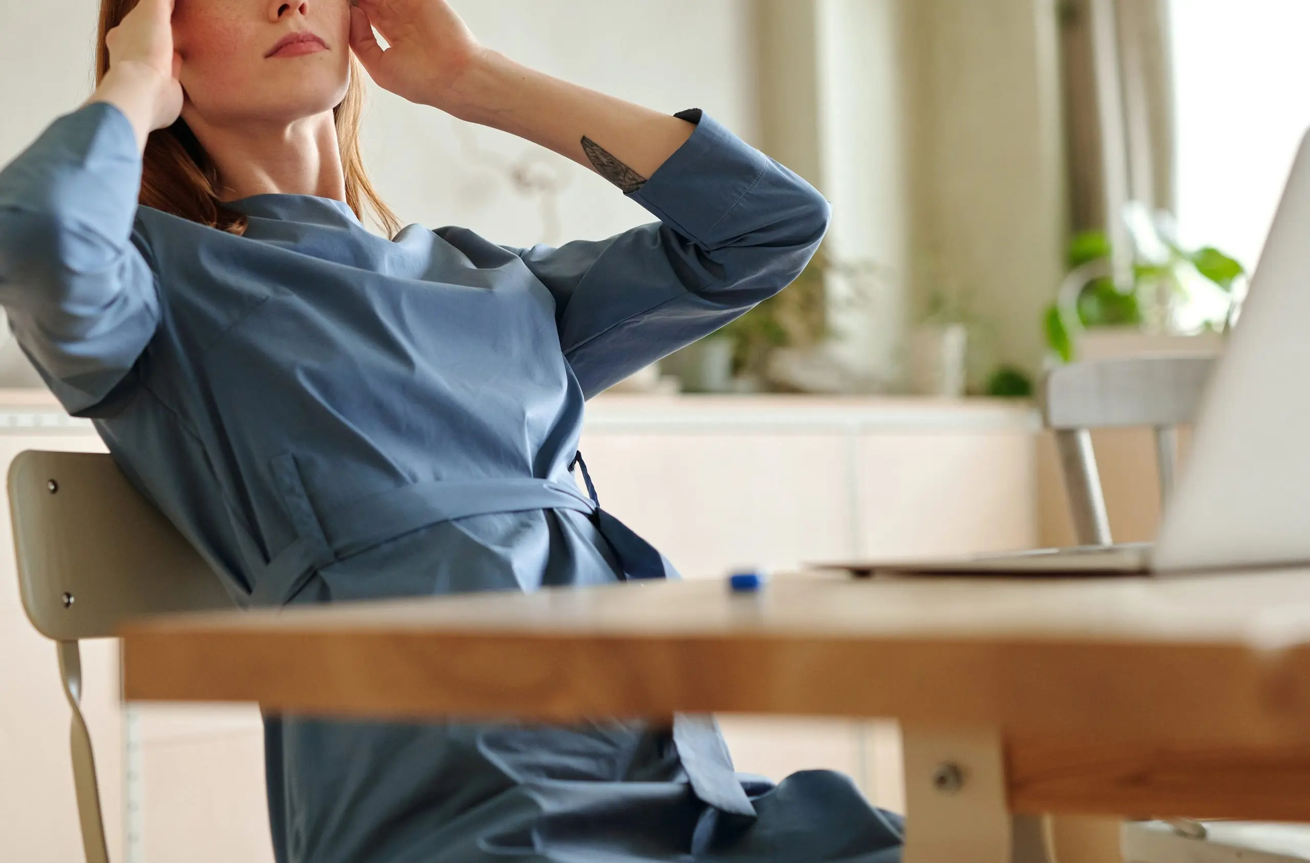 woman with migraine at desk, CBT Therapy for migraines, Ft. Lauderdale, FL