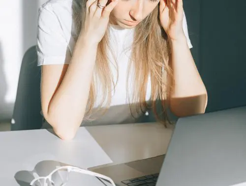 woman worried by her computer, Anxiety Therapy for Relationships, Miami, FL